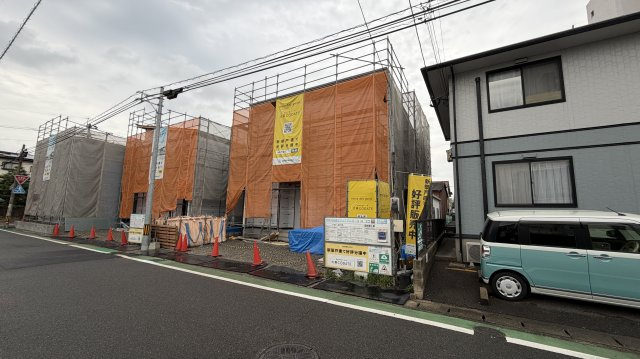 前面道路は約6ｍとゆとりがあり、車の出し入れもスムーズ。駐車時の切り返しもしやすい道路幅です。