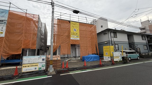 正面から見た建築中の外観。着々と工事が進んでいます。