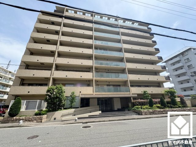 南向きバルコニーで陽当たり、風通し良好。9階建て最上階で前面に視界を遮る高い建物がなく、開放的な景色が広がります。広々としているため、お洗濯物もたっぷりと干す事ができます。