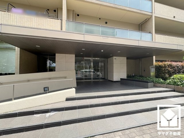 広々とした明るいエントランス。綺麗に整備されており、帰宅時や来客時にも気持ちの良い空間です。