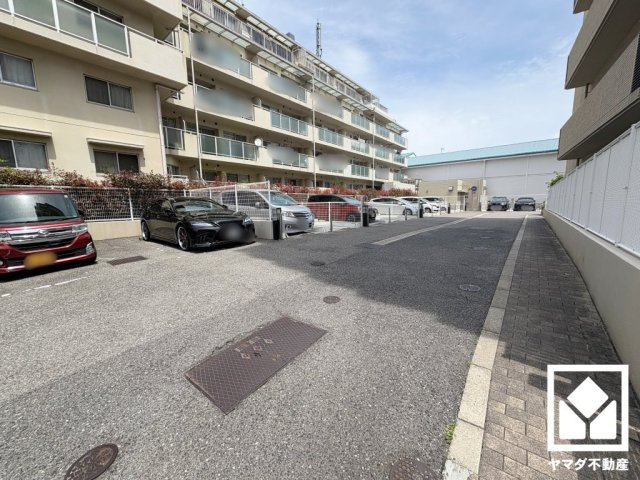 敷地内に駐車場を完備（月額8000円～15000円）。出入口は防犯性に優れたロボットゲート付き。空き状況等は弊社スタッフまでお気軽にお問い合わせください。