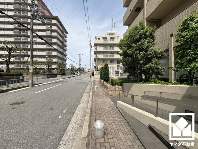 サイクルラックの設置された駐輪場を完備。スッキリ整理されて、自転車同士の接触や転倒の心配がございません（月額100円）。バイク置き場もございます。（月額1000円）