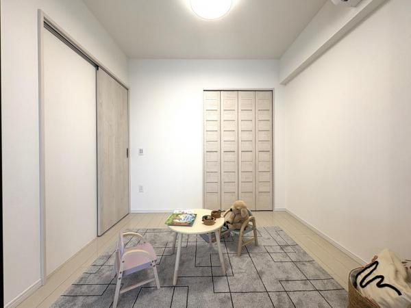 お子様の成長を優しく見守る明るい子供部屋