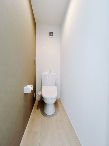 ■トイレ｜オシャレなアクセントクロスが魅力的なトイレになっています♪