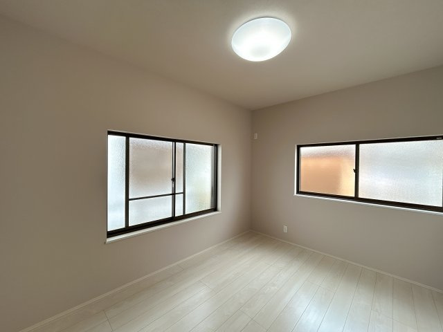 ■1階洋室｜各洋室には大きな窓をご用意しています。日中はあたたかな日差し差し込み自分時間も充実できますね＾＾