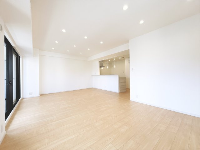 リビングの別角度です。家具の配置しやすい間取りになっています♪