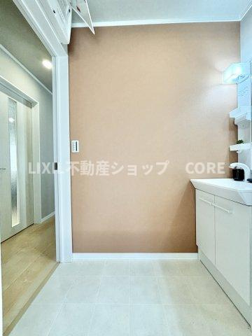 落ち着いた空間を演出するカラーと、ゆったり落ち着いてお使い頂ける広さが魅力のパウダールーム。