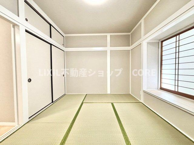 リビングの隣には和室を完備、客間や奥様の休憩場所としても活躍すること間違いなしですね。