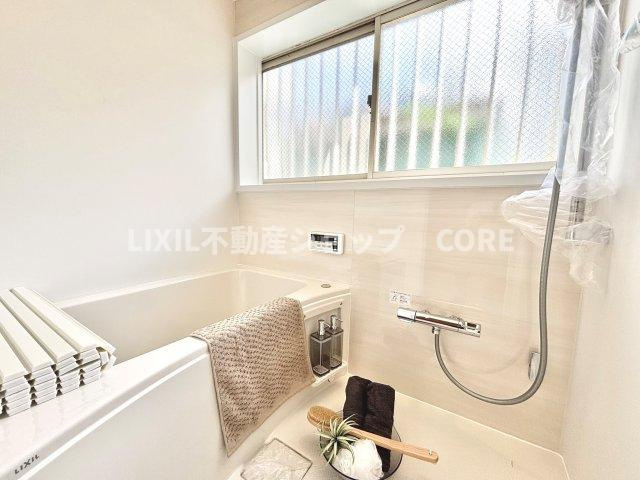 浴室には、気持ちの良い光と爽やかな風をたっぷりと取りこめる開閉式の窓も設置しています。