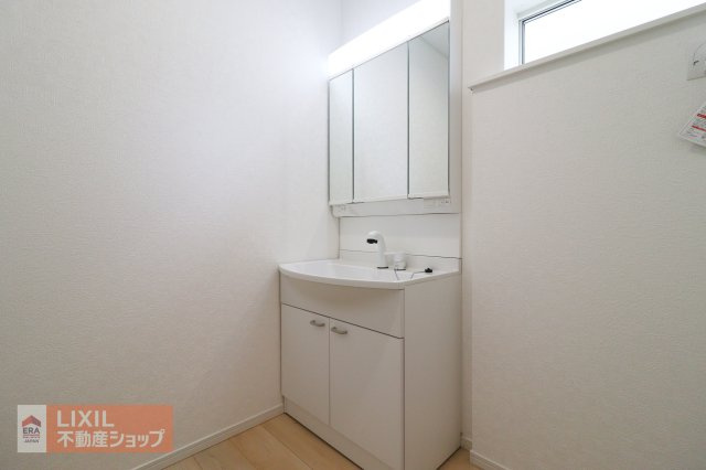 【洗髪洗面化粧台】現地完成写真。ご家族分もたっぷり収納できます！