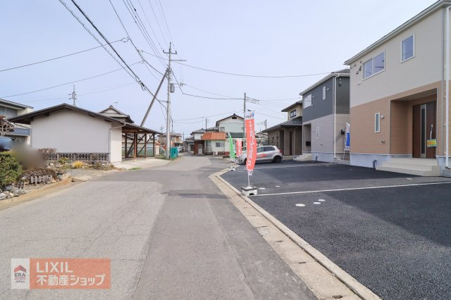 【前面道路】現地完成写真。道幅や駐車など、ご確認ください。