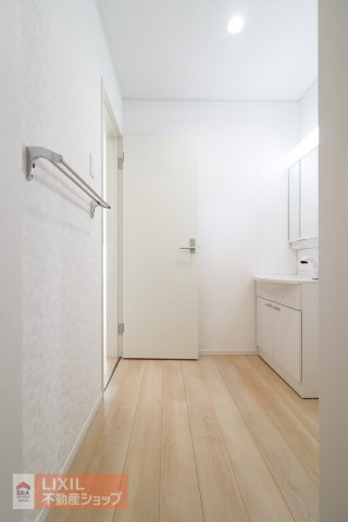 【脱衣所】現地完成写真。洗面脱衣所はゆったりとしたスペースで使いやすいです。