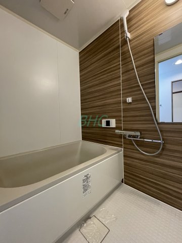 一日の疲れを癒すバスルームは、心地よいリラックスを叶える清潔感溢れる美しい空間です。