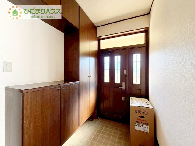 シューズインクローゼットは、靴以外にもゴルフバックやベビーカーを置くことができ、　散らかりがちな玄関もスッキリします。