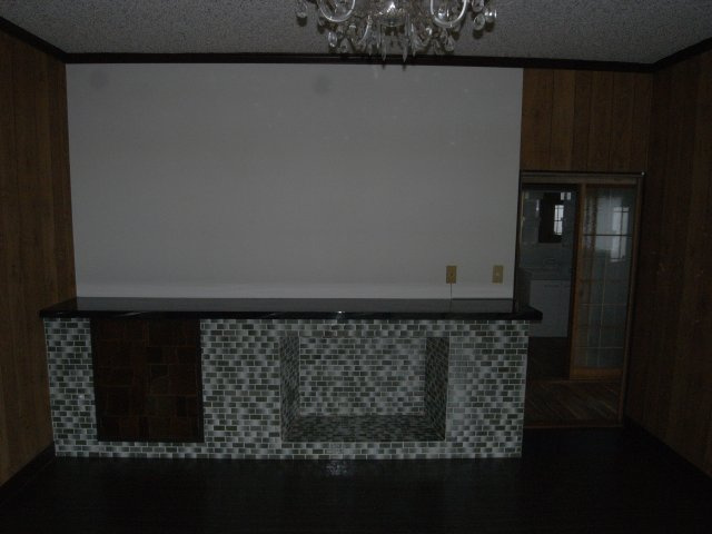 こちらの洋室は、モザイクタイルが印象的なカウンターが目を引く、個性あふれるモダン空間。黒い天板と木目のフローリングが上品さを演出します。インテリア次第で、自分だけの特別な空間に仕上がります。