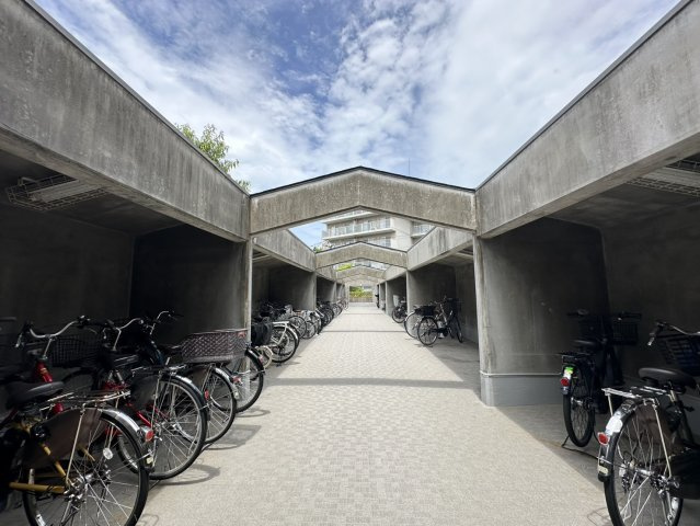 駐輪場。近くのスーパーや駅までに1台自転車があると便利です。