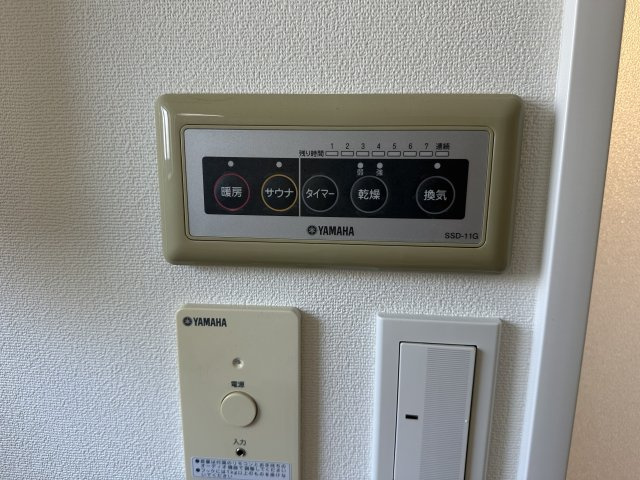 【浴室乾燥機】　暖房機能付きのため、冷え込む日も快適に入浴いただけます。発汗作用、美肌効果が期待できるサウナ機能も備わっています。