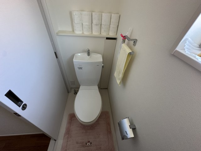 【2階トイレ】　窓があり自然換気がスムーズに行えます。