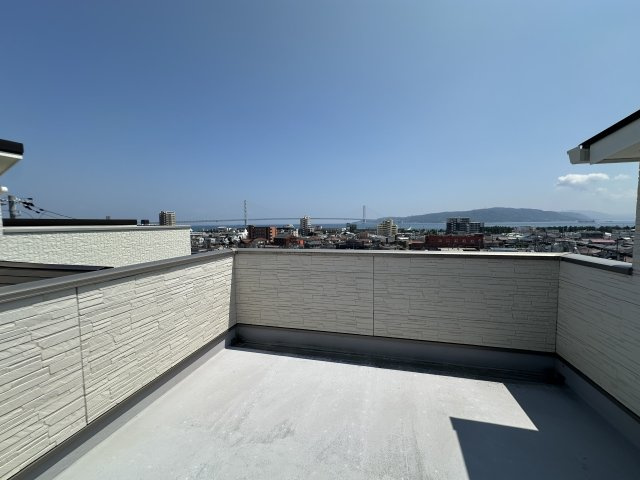 【屋上バルコニー】　屋上にバルコニーが設けられています。洗濯物がよく乾きそうです。テーブルと椅子を置いて読書をしたり、夜空を眺めたり、プライベート時間も充実しそうです。