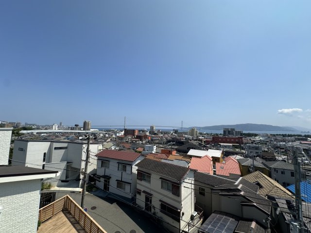 【屋上バルコニーからの眺望】　天気の良い日は明石海峡大橋を望むことができます。自然溢れる美しい景色をお楽しみいただけます。
