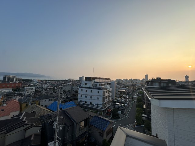【屋上バルコニーからの眺望】　山陽電鉄本線「大蔵谷」駅まで徒歩3分、JR山陽本線「明石」駅まで徒歩21分。コンビニやスーパー、小学校が徒歩10分圏内に揃っており、子育て世帯にもおすすめの立地です。