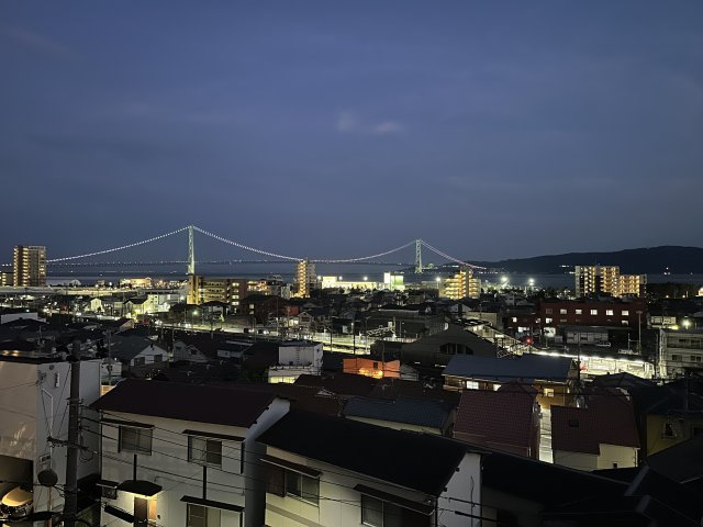 【屋上バルコニーからの眺望】　明石海峡大橋を望む、開放感あふれるロケーション。屋上バルコニーは、ライフスタイルに合わせて多彩にご活用可能！暮らしの楽しみが広がります。