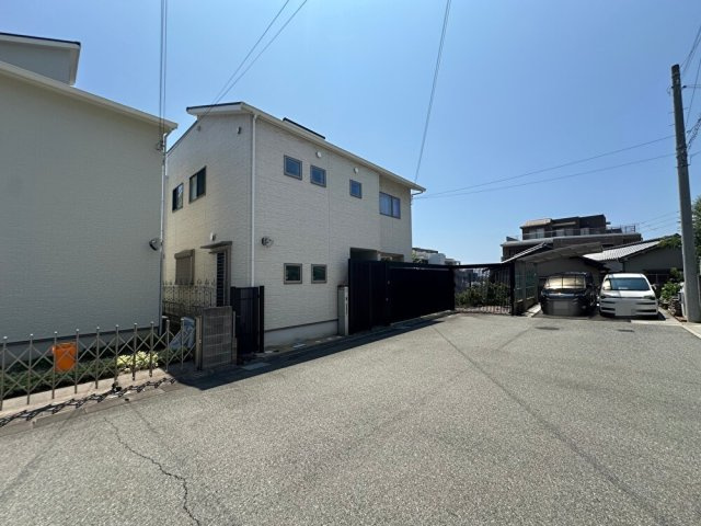 【前面通路含む現地写真】　前面通路は車の通り抜けができないため、小さいお子様がいるご家庭にもおすすめの環境です。
