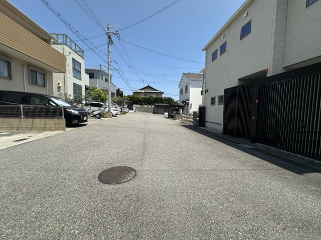 【前面通路含む現地写真】　物件は北側の分譲地内通路のほか、南側・幅員約7.6mの公道に接道しています。