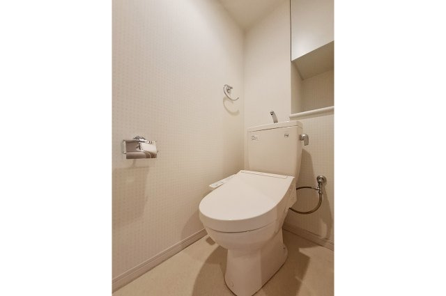 トイレ：トイレットペーパーなどを置きやすい棚付き。