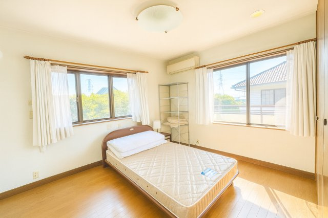 広くて明るい寝室