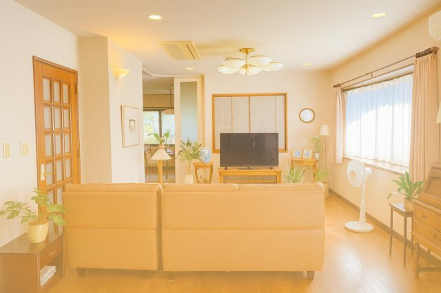 日差しがうれしいリビング、大窓からの見晴らしも良好