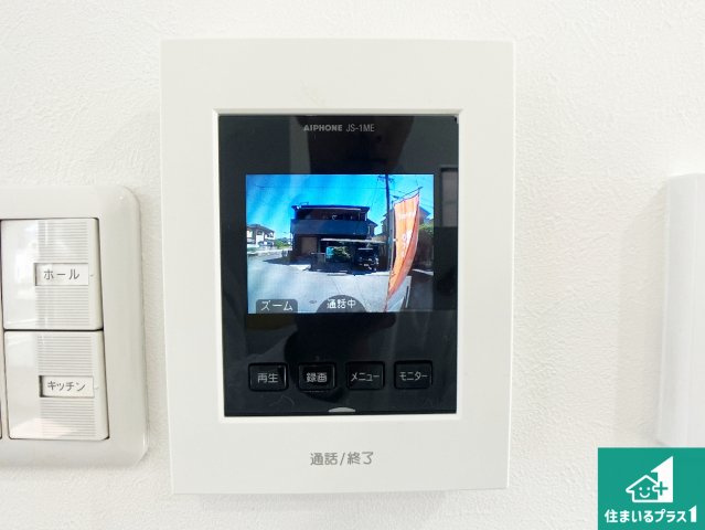 カラーモニターインターホン！声だけでなく来訪者の姿や顔がモニターで確認できるので、小さなお子様がいらっしゃるご家庭でも安心できます！