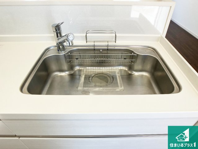 蛇口の先端に浄水器を内蔵しています！原水と浄水、お湯と冷水、シャワーの切替えがワンタッチなので用途によって使い分けられます。