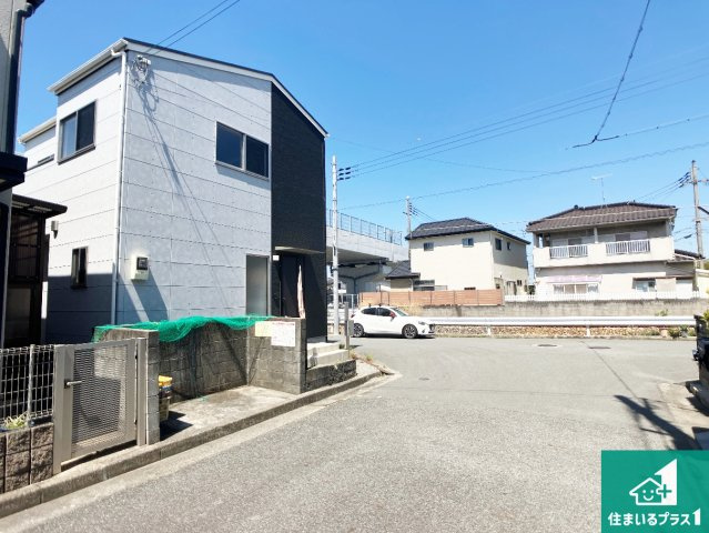 周辺は閑静な住宅街！前面道路広々で車の出し入れも便利です。駐車が苦手な方でも安心して車庫入れできます！