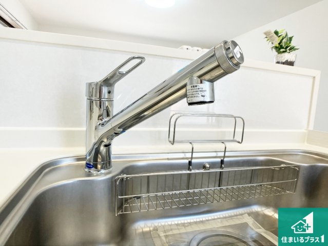 浄水器を内蔵！炊飯時、お茶を作る時に安心してお水を使えます！お湯と冷水、浄水と原水、シャワーの切替えもワンタッチです！