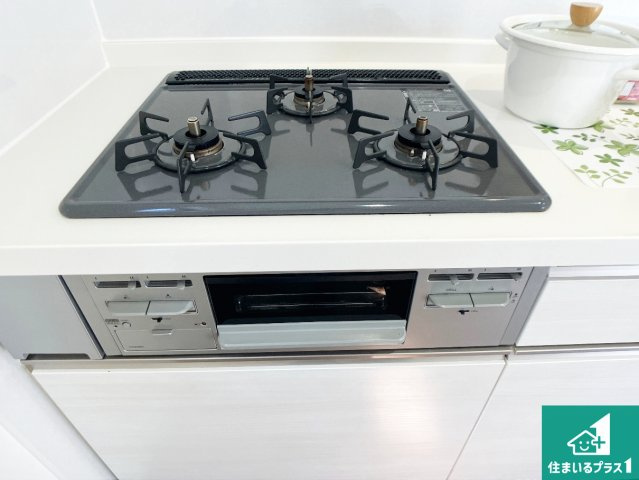 ダブル高火力Ｓｉセンサー付きコンロ！3口あるので、まとめて料理をする時も大活躍！