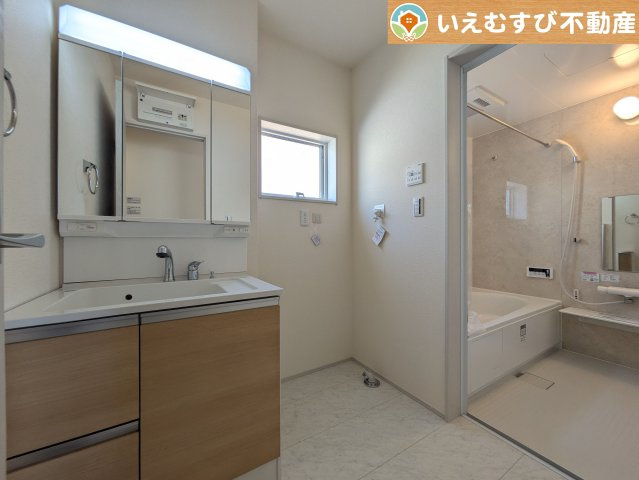 3面ミラーの後ろは収納スペースを完備　生活感のあるものは隠して収納！ナチュラルな色合いで清潔感と落ち着きのある空間♪