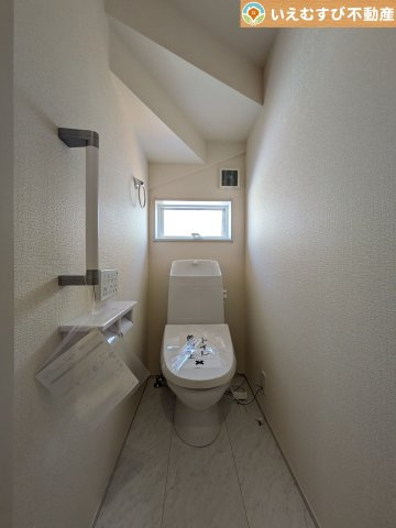 シンプルで清潔感のあるトイレ　窓付きで明るく、お掃除しやすいシンプルな空間♪