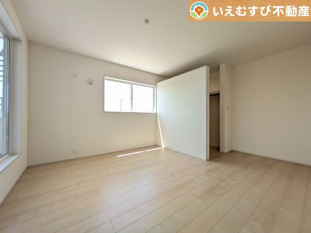 ぬくもりのある色合いでシンプルな洋室　日当り良好で明るい洋室！大容量のウォークインクローゼット付き♪