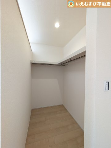 たっぷりの収納力を備えたウォークインクローゼット　たくさん収納できるので季節物やかさばるバッグなども片付きます♪