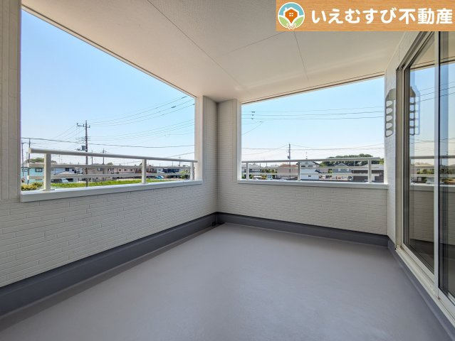 ゆとりの広さのインナーバルコニー　急な雨でもインナーバルコニーなら安心！天気を気にせず干して外出できます♪