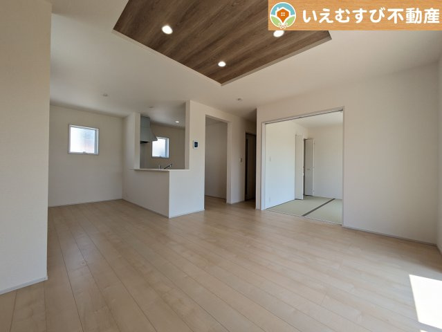 開放感と家族との距離感にこだわったＬＤＫ　開放的な折り上げ天井のリビングで家族みんなでくつろげそうですね♪