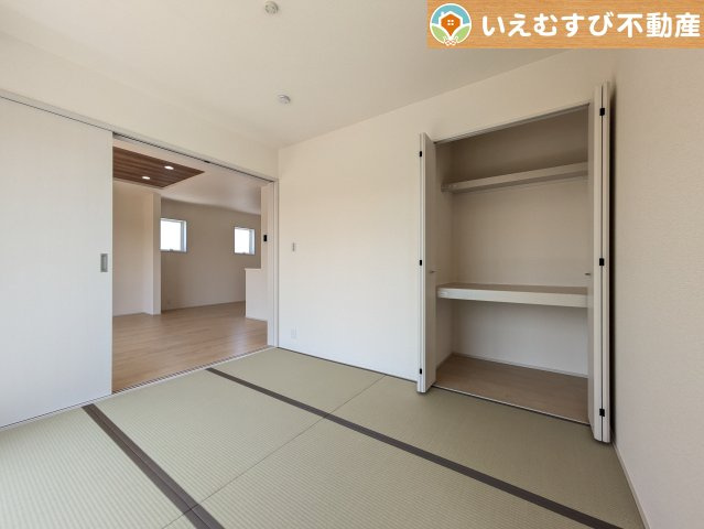 すぐ横になれる和室は、みんながほっと一息つける空間　ちょっとした休憩や来客時、お子様のお世話にも大活躍しそうですね♪