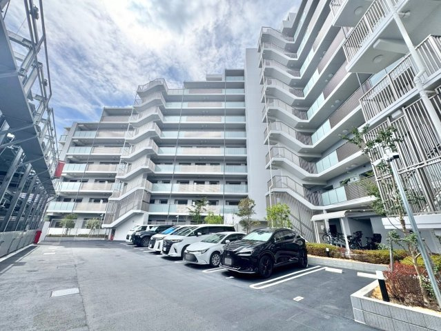 開放感あふれる敷地内平面駐車場。車をスムーズに出し入れでき、毎日の通勤やお出かけも快適です♪
