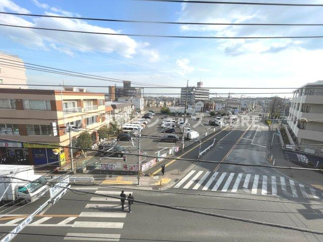 気持ちのいい空が見渡せる広いバルコニー。通風・採光にも優れ、心地よい光と風があふれています。