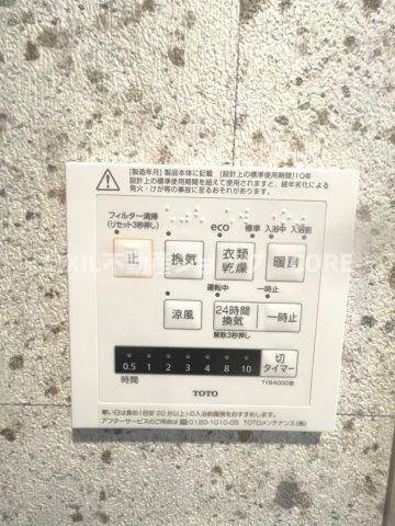 浴室乾燥暖房付のバスルーム。天気や時間を気にせずに、いつでも洗濯物を乾かせます。