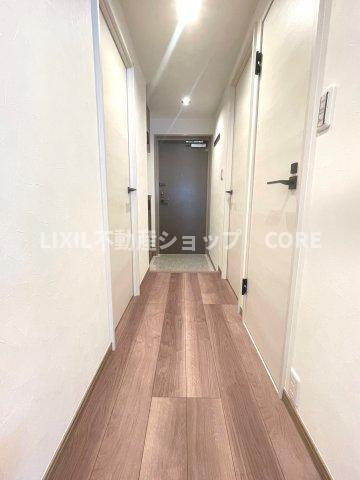 床材や建具は家具にも合わせやすい落ち着いた色合いになっております。