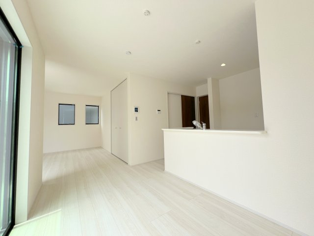 明るくにぎやかな家族にふさわしい、日差しあふれる19.0帖のLDK