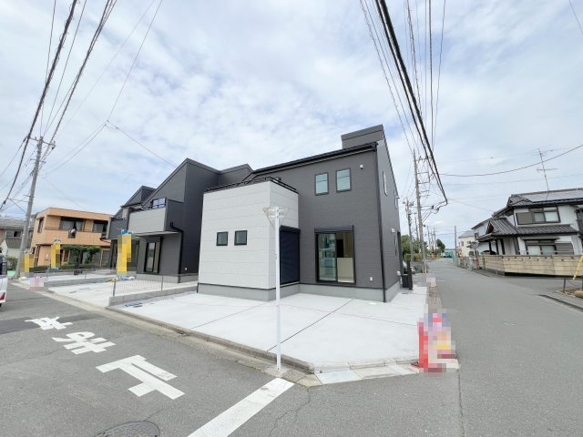 2方向に道路が面していることによる「日当たりの良さ」「風通しの良さ」「開放感」があります。