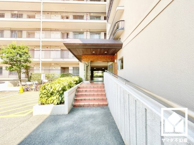 定期的な清掃・管理体制が整っており、帰宅時や来客時にも気持ちの良いエントランス。アプローチにはスロープも併設されており、車椅子やベビーカーでのご利用にも配慮された設計です。